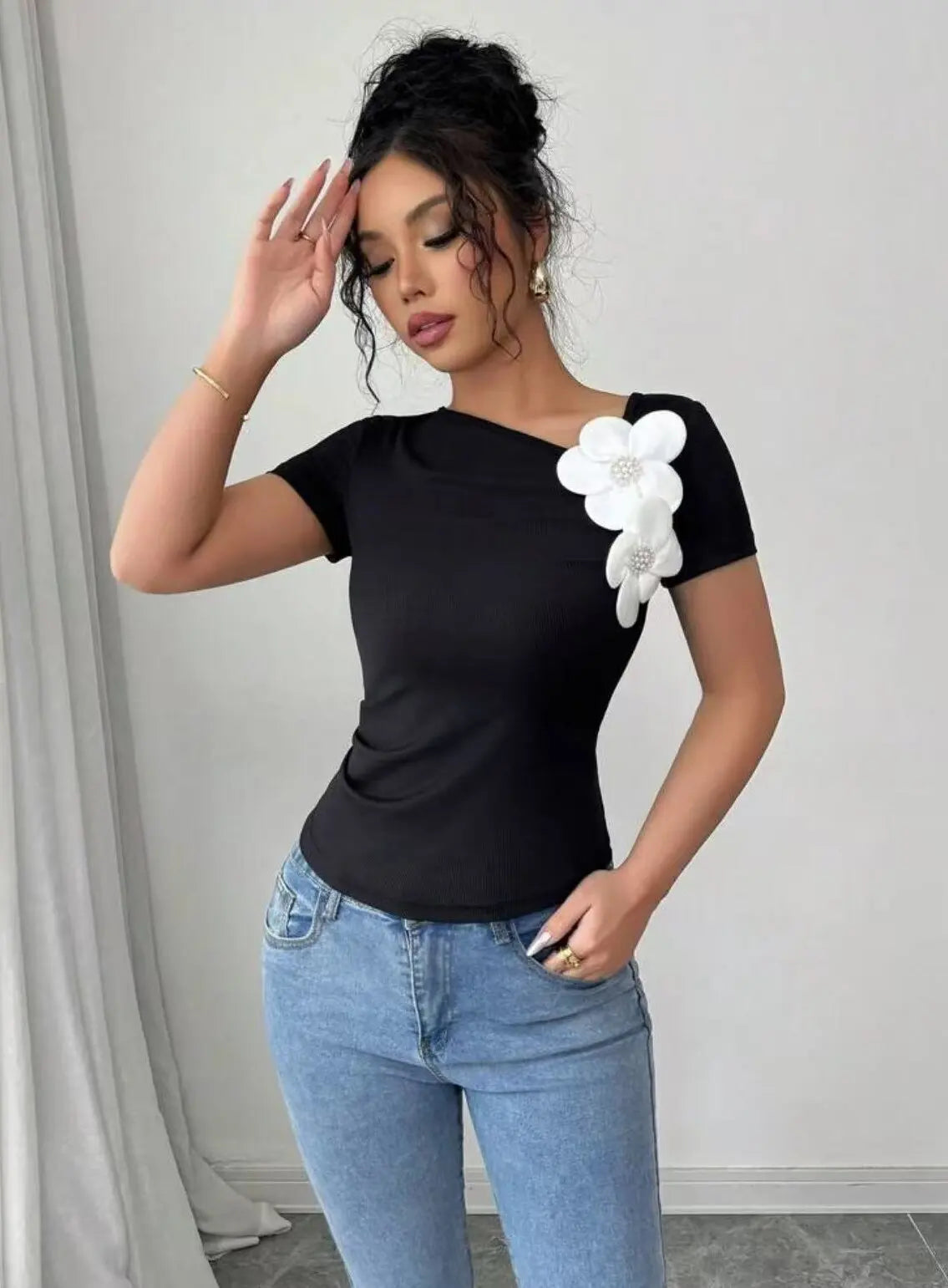 Camiseta negra elegante con flor 3D en el hombro – Manga corta de estilo sofisticado 🌸🖤✨