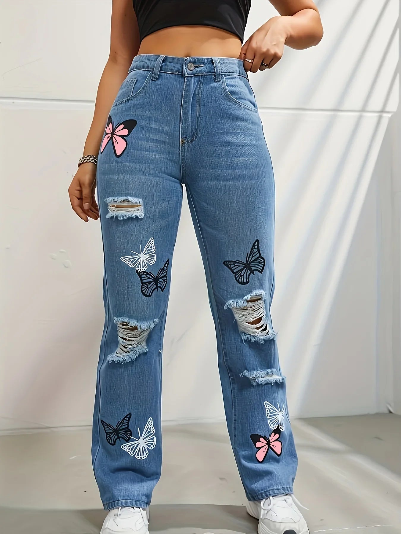 Jeans Rectos Azul con Estampado de Mariposas y Desgastes