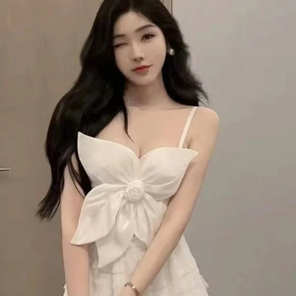 Top Corsé Elegante con Flores 3D – Estilo Socialité Blanco y Negro sin Mangas