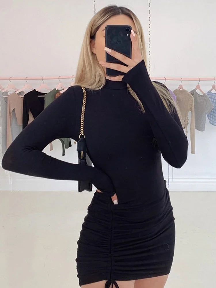Vestido ajustado de manga larga  con cuello alto y fruncido