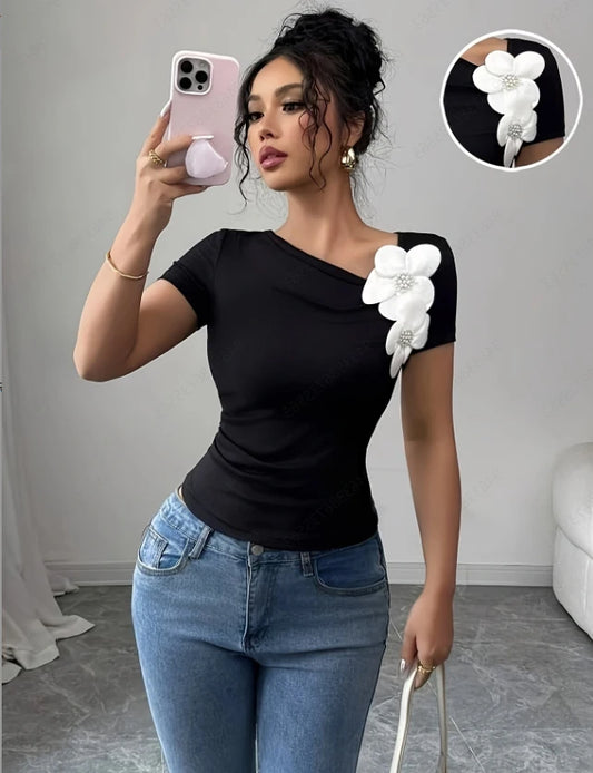 Camiseta negra elegante con flor 3D en el hombro – Manga corta de estilo sofisticado 🌸🖤✨