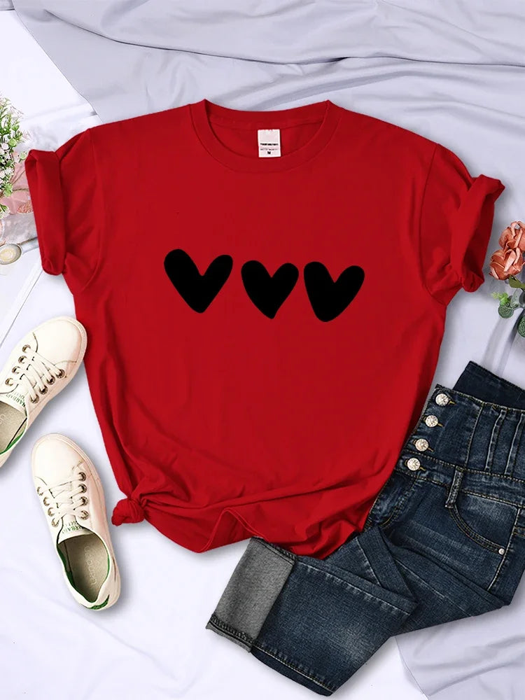 Camiseta Casual con Estampado de Corazones – Algodón Suave y Transpirable