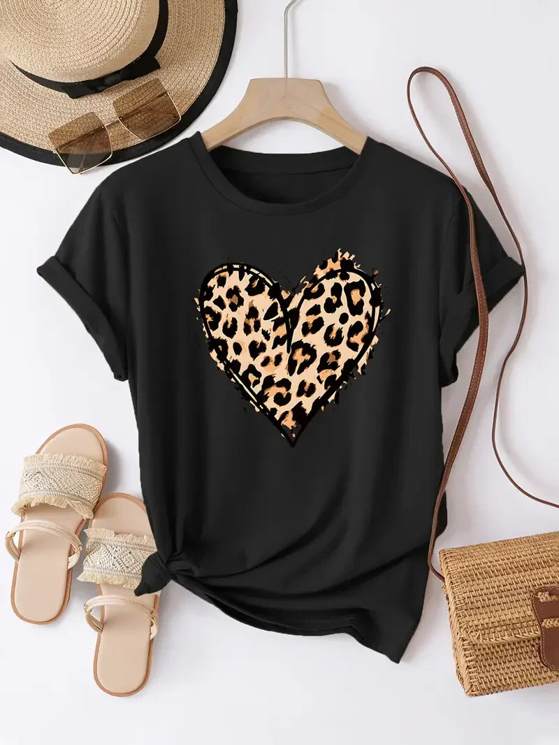 Camiseta con corazón de estampado leopardo – top gráfico casual para mujer