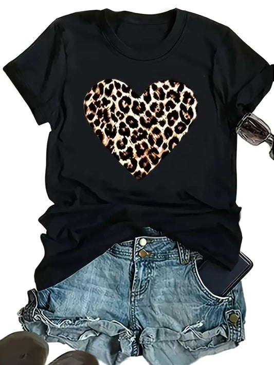 Camiseta negra con corazón de leopardo – estilo casual y moderno