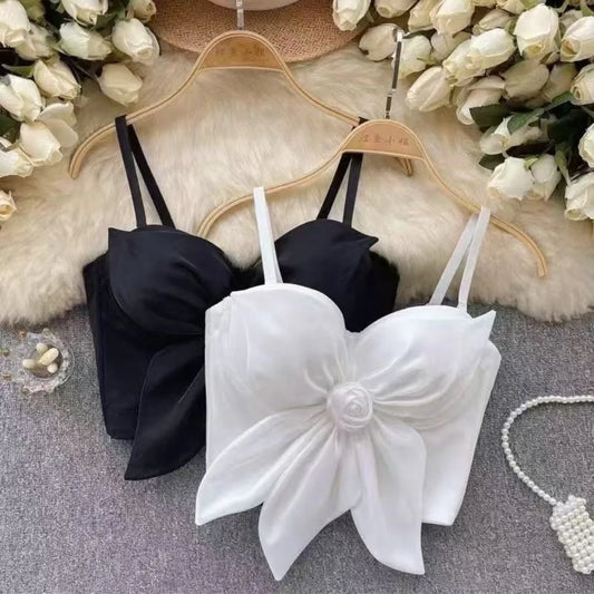 Top Corsé Elegante con Flores 3D – Estilo Socialité Blanco y Negro sin Mangas