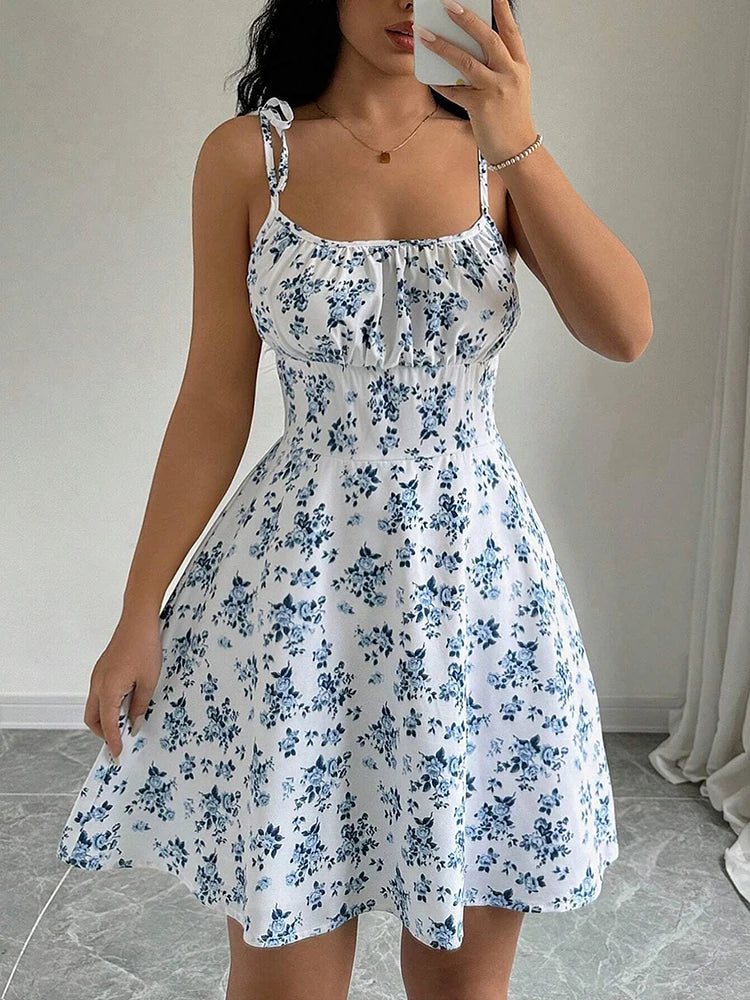 Vestido corto floral con tirantes finos para verano