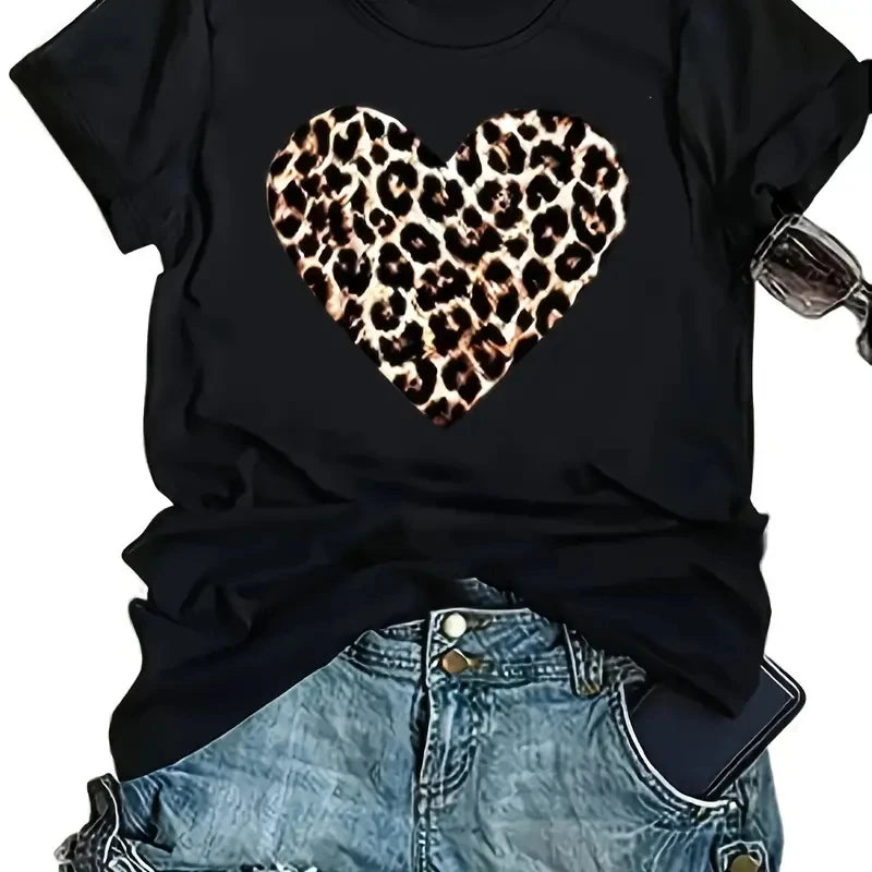 Camiseta negra con corazón de leopardo – estilo casual y moderno