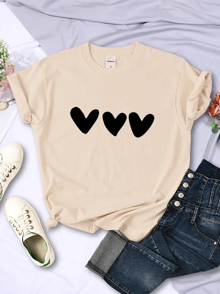 Camiseta Casual con Estampado de Corazones – Algodón Suave y Transpirable