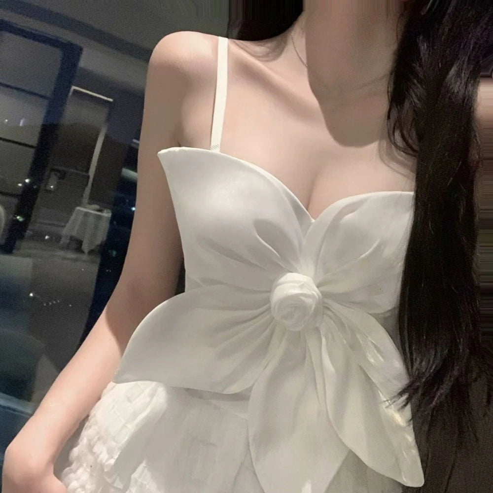 Top Corsé Elegante con Flores 3D – Estilo Socialité Blanco y Negro sin Mangas