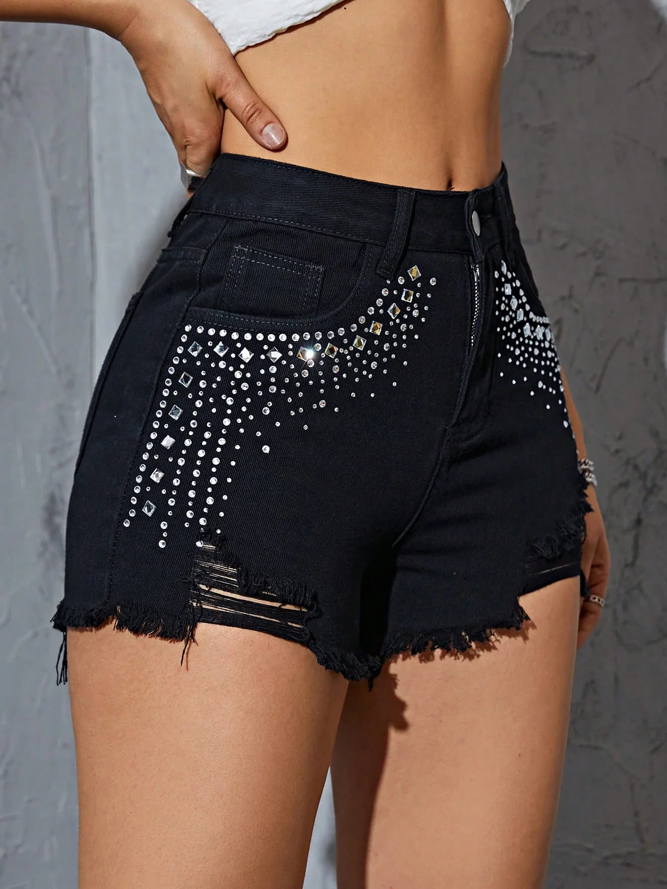 ✨Short de Mezclilla Negro con Brillos y Deshilado – Estilo Urbano✨
