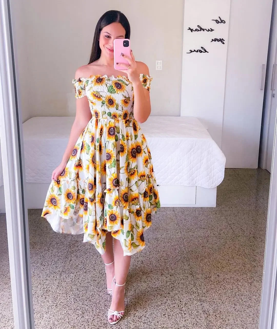 Vestido de verano con estampado floral y hombros descubiertos