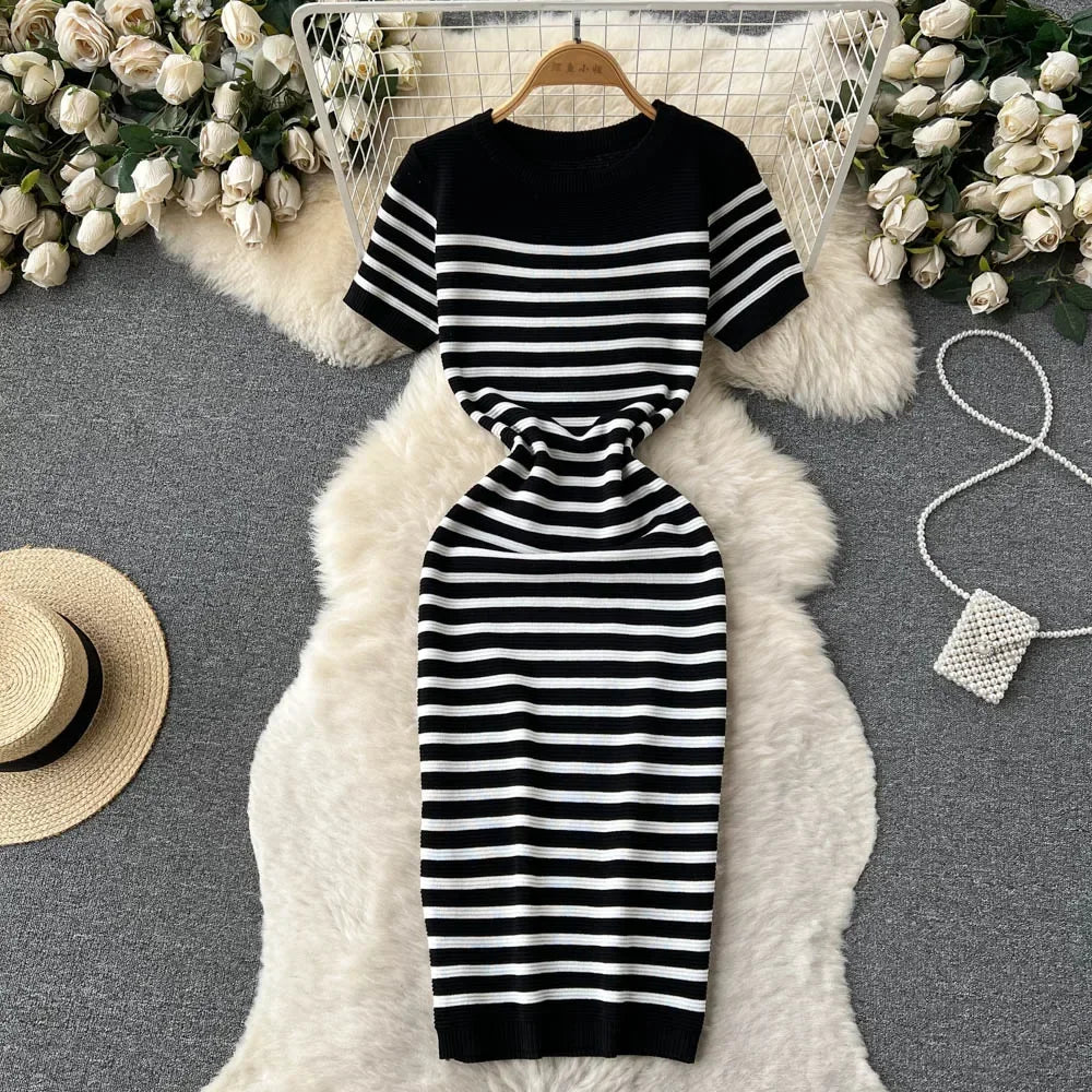 Vestido midi de rayas con cuello redondo y manga corta