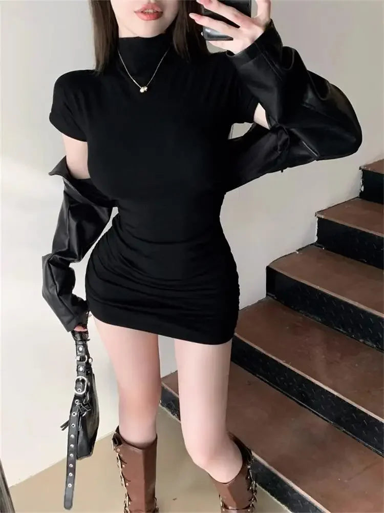 Minivestido ajustado con cuello alto y detalle plisado